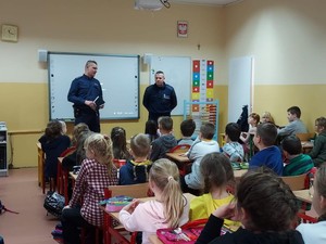 dwaj policjanci podczas pogadanek z dziećmi w klasie nr1