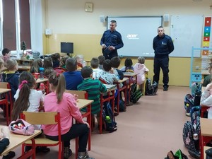 dwaj policjanci podczas pogadanek z dziećmi w klasie nr2