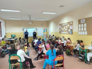 dwaj policjanci podczas pogadanek z dziećmi w klasie nr5