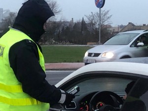 policjanci podczas kontroli stanu trzeźwości nr 9