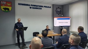 narada roczna w sali konferencyjnej przemawia ins. Sławomir Piekut Komendant KWP w Poznaniu.