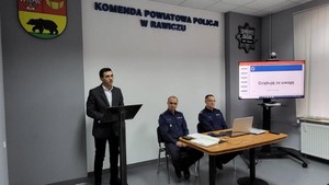 narada roczna w sali konferencyjnej przemawia w-ce Burmistrz MiG Rawicz