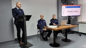 narada roczna w sali konferencyjnej przemawia Starosta Rawicki Adam Sperzyński