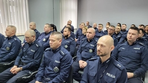 narada roczna w sali konferencyjnej widoczni policjanci