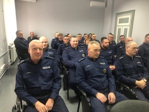 narada roczna w sali konferencyjnej widoczni policjanci nr 1