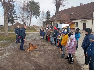 policjanci podczas spotkań z dziećmi nr 1