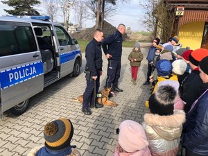 policjanci podczas spotkań z dziećmi nr 17