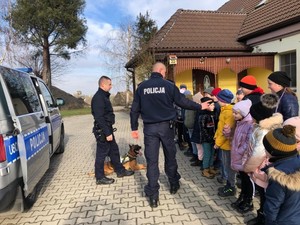 policjanci podczas spotkań z dziećmi nr 13