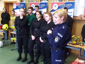 promocja zawodu policjanta wraz z uczniami klas mundurowych
