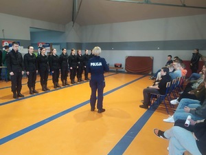 promocja zawodu policjanta wraz z uczniami klas mundurowych - pokaz musztry