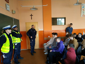 policjanci z ruchu drogowego oraz uczniowie na spotkaniu w klasie