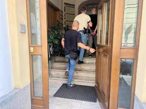 policjanci doprawiający zatrzymanego